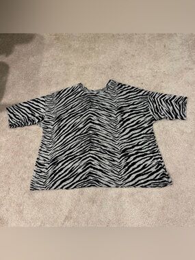 Torrid Size 5 Relaxed Fit Super Soft Plush 3/4 Sleeve Tee